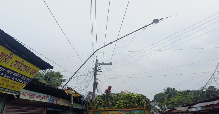 শাহরাস্তিতে বিদ্যুতের লাইনের উপর হেলে পড়েছে ব্যাংকের টাওয়ার সকাল থেকে বিদ্যুৎ বিচ্ছিন্ন