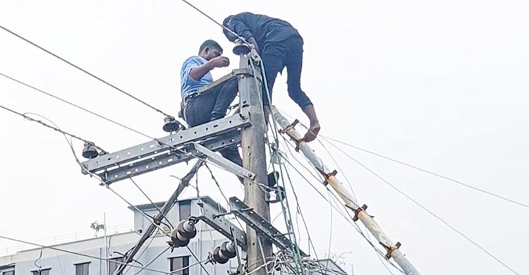 শাহরাস্তিতে বিদ্যুতের লাইনের ওপর হেলে পড়েছে ব্যাংকের টাওয়ার ॥ ৮ ঘণ্টা বিদ্যুৎ বিচ্ছিন্ন  