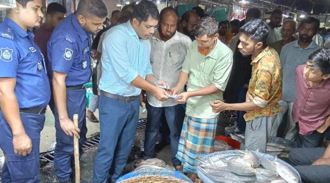 বড়স্টেশনে বেশি দামে ইলিশ বিক্রি আড়তদারকে জরিমানা