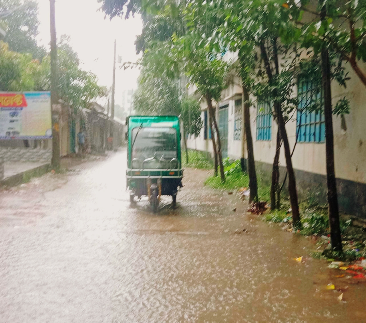 মুন্সীগঞ্জের শ্রীনগরে বাড়ৈগাঁও রাস্তার বেহাল দশা। ভোগান্তিতে  পথচারী ও শিক্ষার্থী