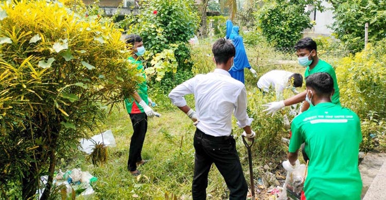 হাইমচর উপজেলা স্বাস্থ্য কমপ্লেক্স পরিষ্কার করলেন শিক্ষার্থীরা  