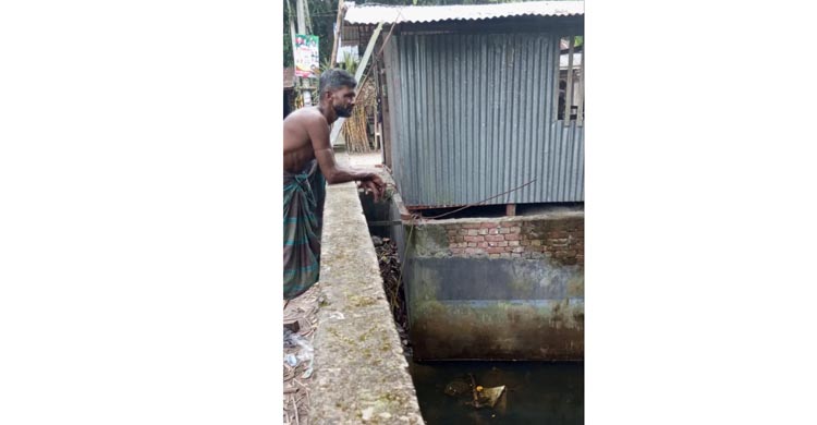 গুলিশায় সরকারি খালের ওপর পাকা দোকান নির্মাণ  