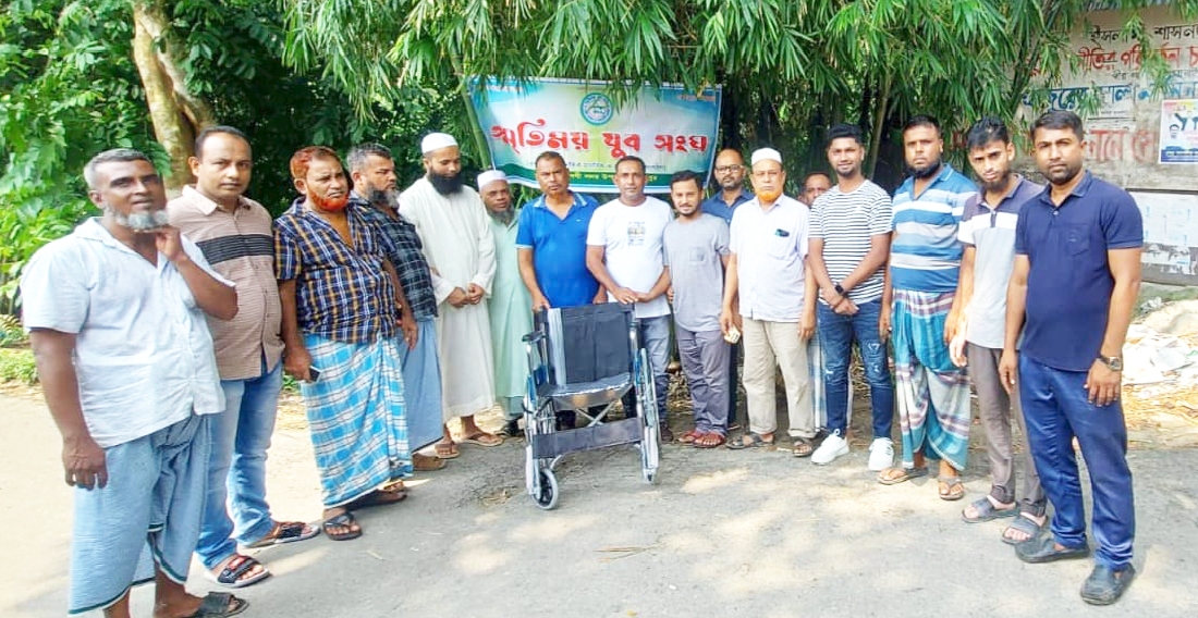 প্রতিবন্ধী কিশোরীকে স্মৃতিময় যুব সংগঠনের হুইল চেয়ার প্রদান