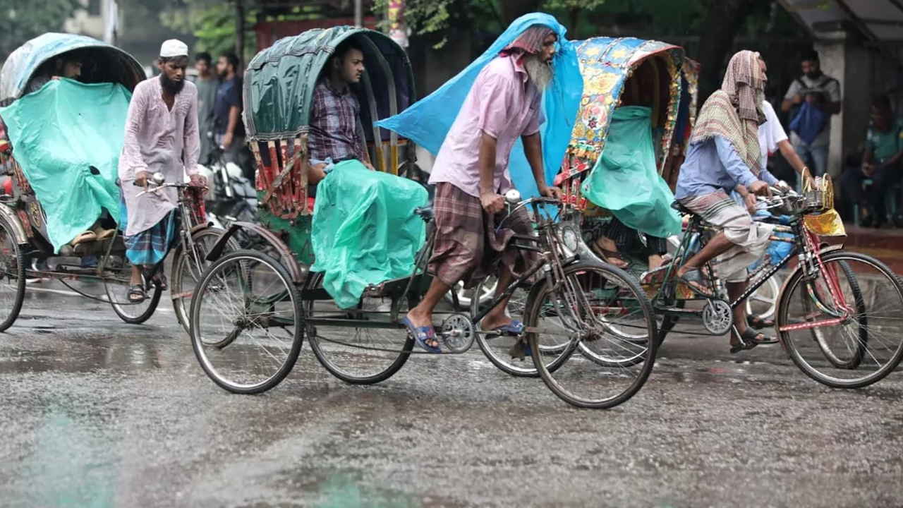 ঢাকাসহ পাঁচ বিভাগে ভারী বৃষ্টির আভাস, ভূমিধসের শঙ্কা