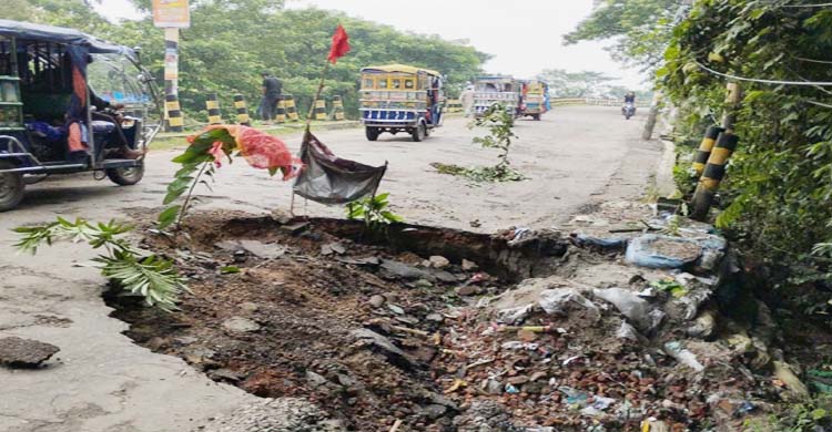 নতুনবাজার-পুরাণবাজার সংযোগ সেতুর অ্যাপ্রোচ সড়কে বড়ো গর্ত 