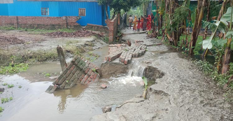 বৃষ্টির পানির চাপে বাড়িঘর ভেঙ্গে ২০ লাখ টাকার ক্ষতি  