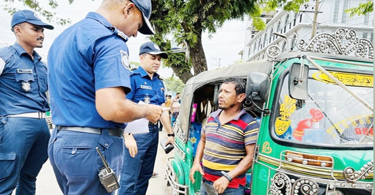 সড়কে শৃঙ্খলা ও যানজট নিরসনে ট্রাফিক পুলিশের তৎপরতা