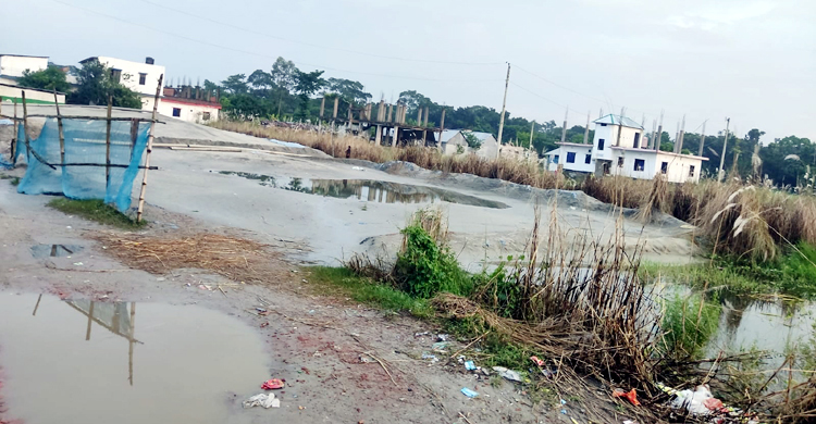 ফসলি জমি পুকুর জলাশয় ভরাট করে তৈরি হচ্ছে বাণিজ্যিক আবাসন