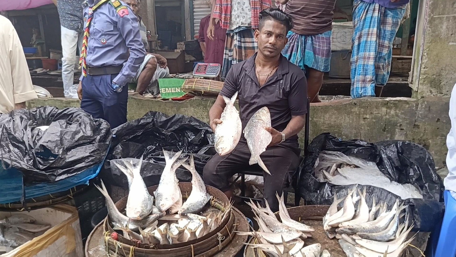 নিষেধাজ্ঞার প্রথম দিনে ফরিদগঞ্জে অবাধে  ইলিশ বিক্রি