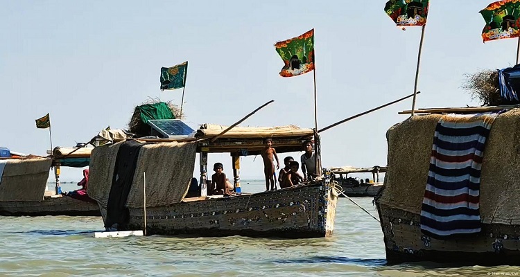 পাকিস্তানের নৌকা গ্রাম যেখানে তাদের বসতি