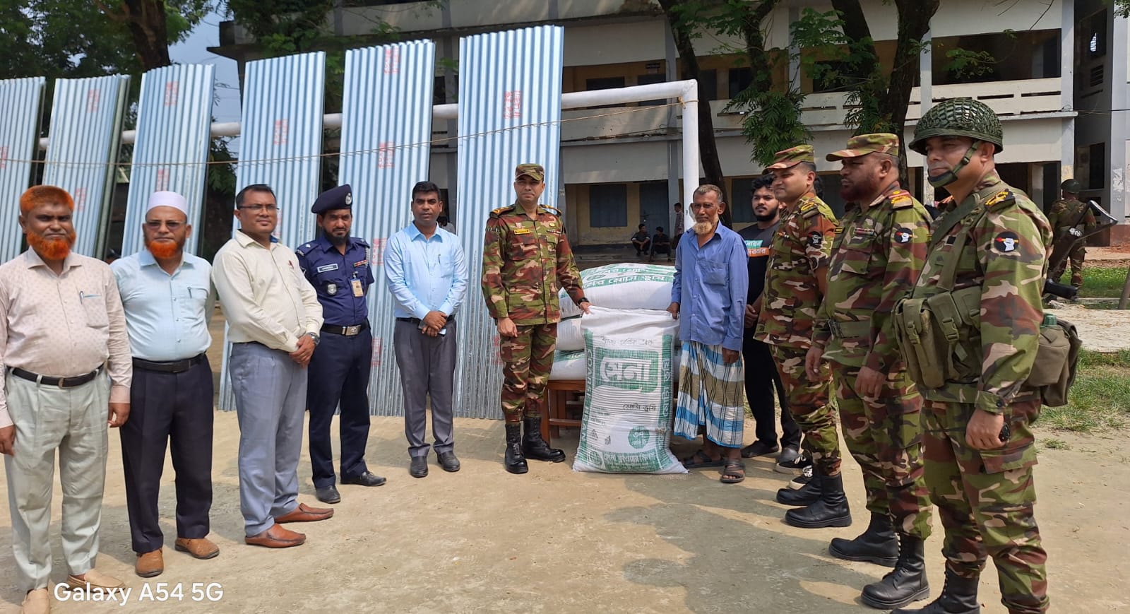 হাজীগঞ্জে সেনাবাহিনীর গৃহ নির্মাণ সামগ্রী, গবাদিপশু খাদ্য ও নগদ অর্থ বিতরণ