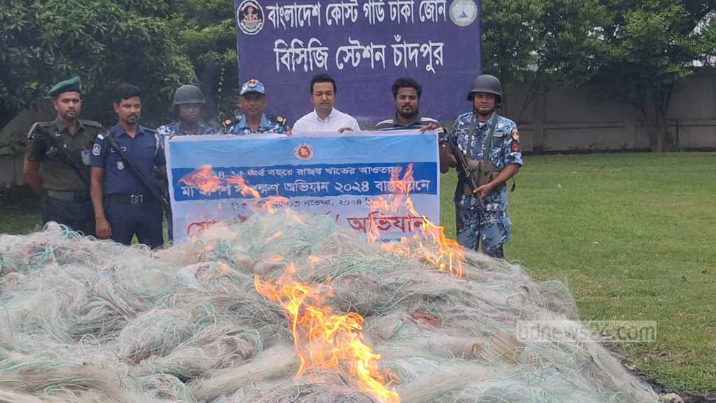 নিষেধাজ্ঞা অমান্য করে ইলিশ শিকার :  আটক ২৬ জেলের ১৭ জনের কারাদণ্ড