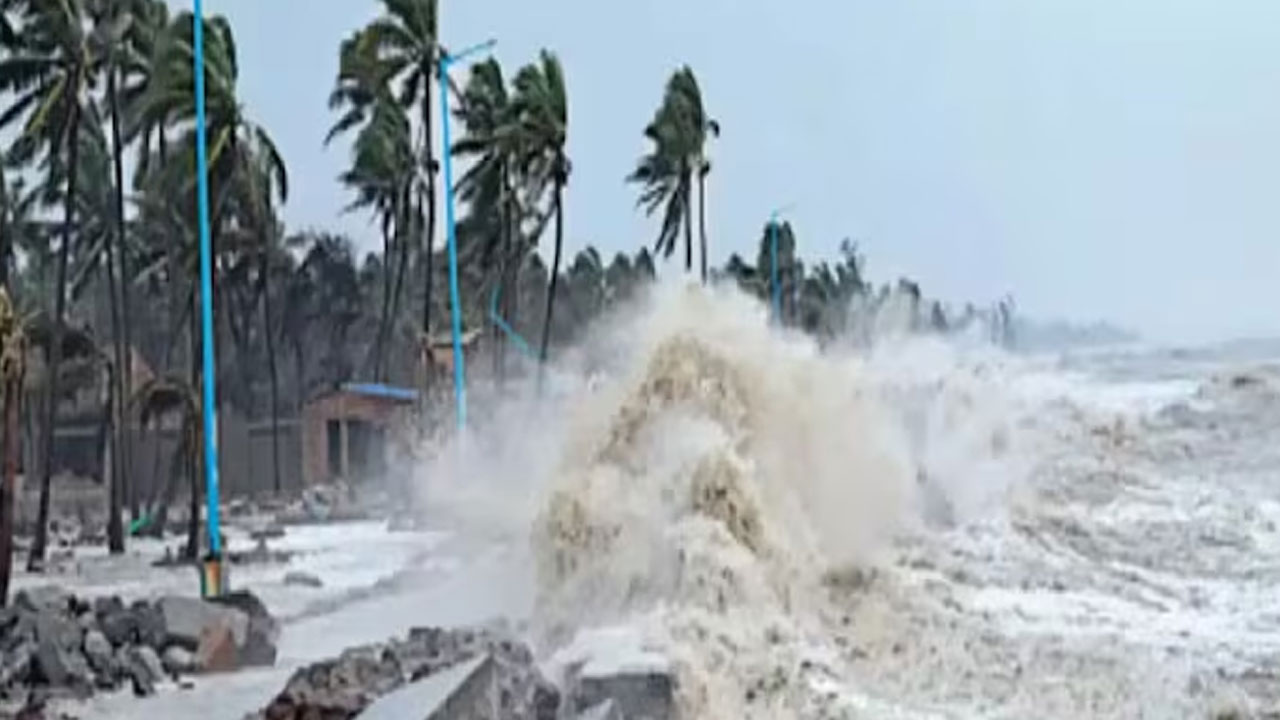 কোথায় কখন আঘাত হানবে ঘূর্ণিঝড় ডানা?