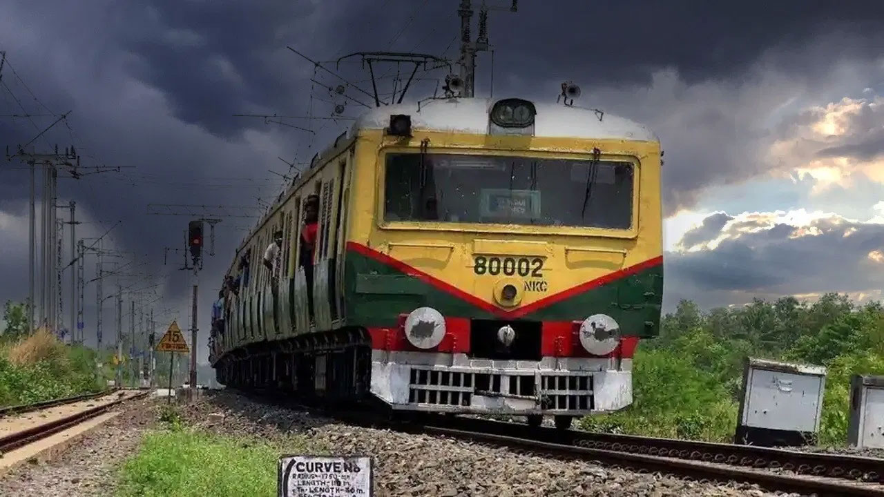 ঘূর্ণিঝড় ডানা আতঙ্কে কাঁপছে পশ্চিমবঙ্গ, বাতিল দেড় শতাধিক ট্রেন