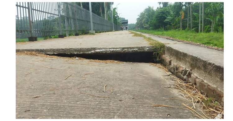 মধুরোডে  ট্রেনযাত্রীরা ঝুঁকি নিয়ে ওঠানামা করছে