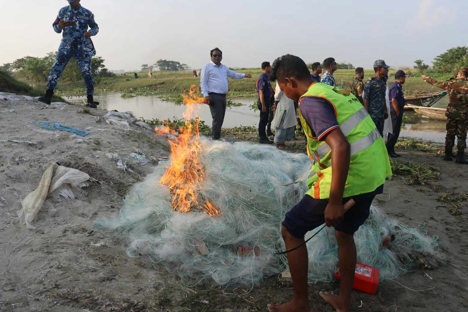 জেলা টাস্কফোর্সের অভিযানে ৩ জেলে আটক ও ৫০ হাজার মিটার কারেন্ট জাল জব্দ