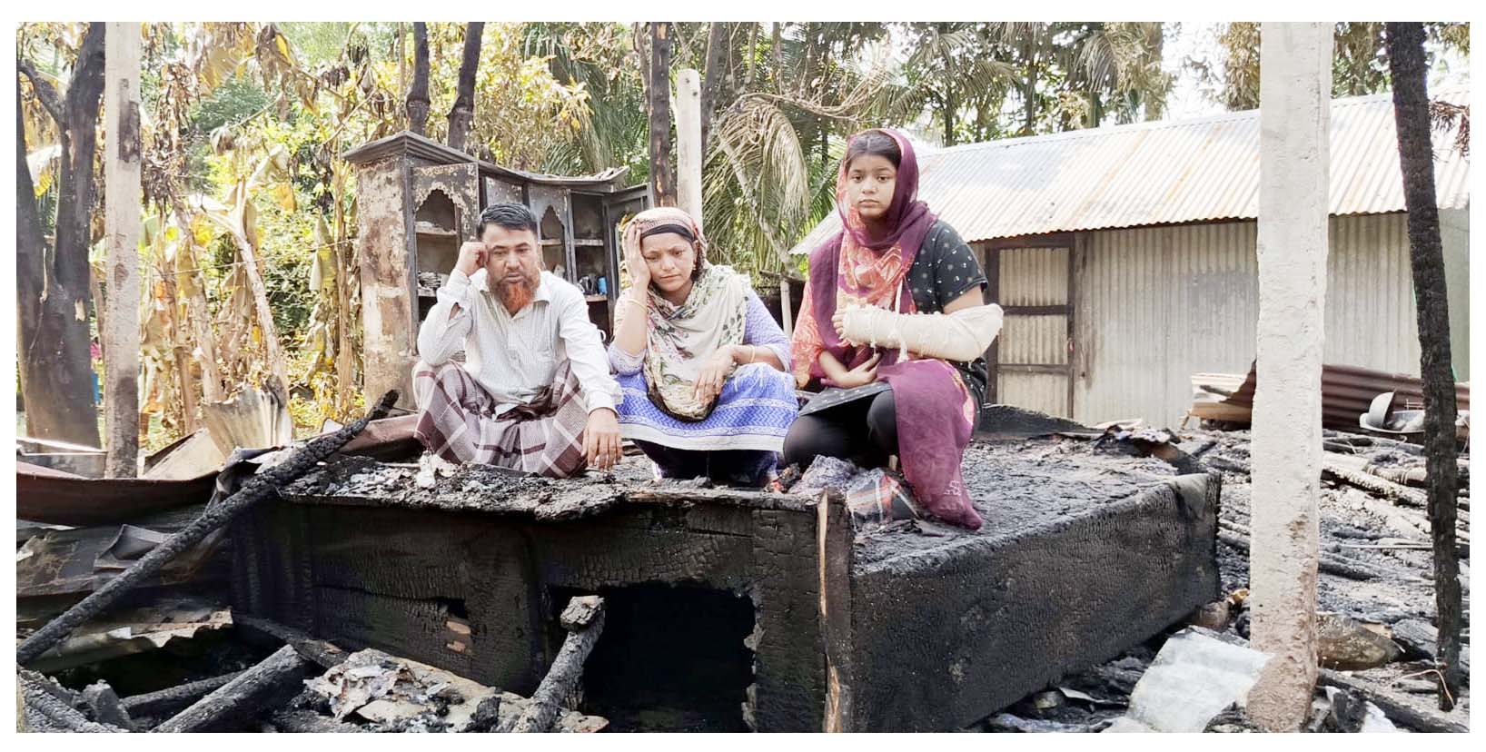 শ্বশুরের বসতঘর পুড়িয়ে দেয়ার অভিযোগ জামাইয়ের বিরুদ্ধে