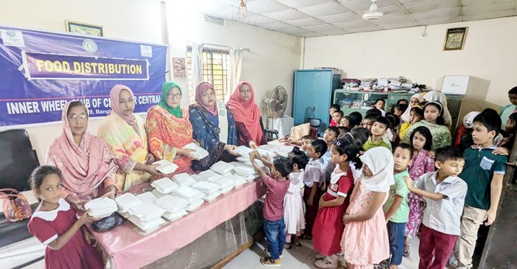 কোমলমতি শিক্ষার্থীদের মাঝে ইনার হুইল ক্লাব অব চাঁদপুর সেন্ট্রালের খাবার বিতরণ