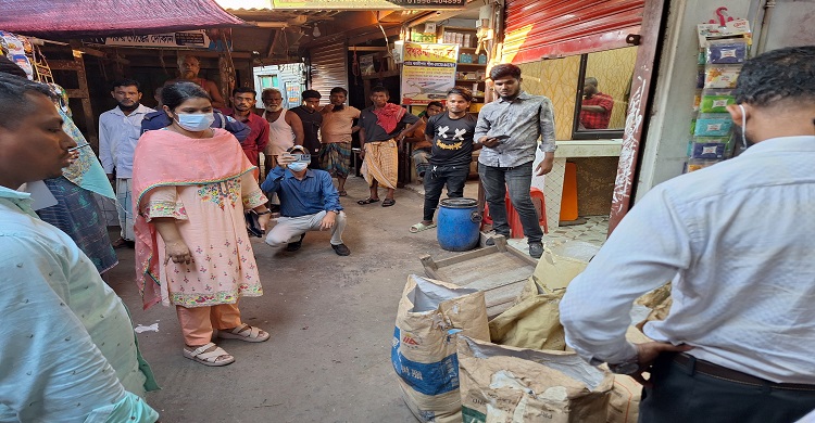 এবার হাজীগঞ্জ বাজারে মিলেছে ১১শ' কেজি পলিথিন।।  দুজনের জেল