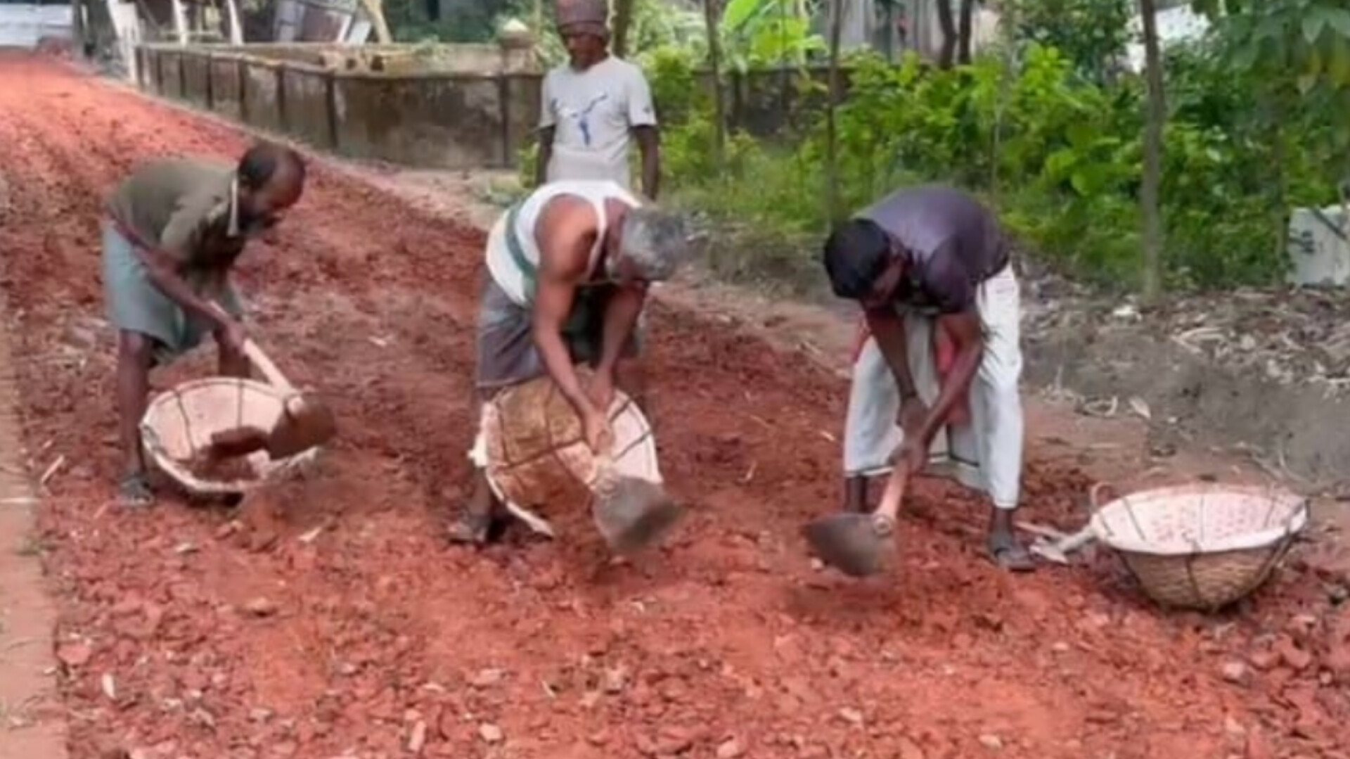 ২ কোটি টাকার সড়ক নির্মাণ কাজে অনিয়মের অভিযোগ