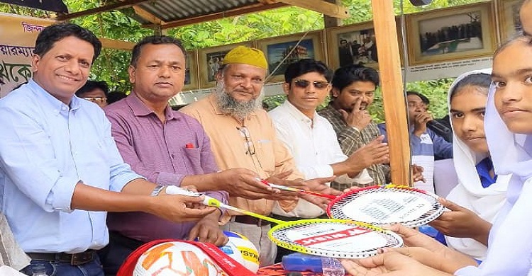 রাজরাজেশ্বরেশিক্ষার্থীদের মাঝে জেলা যুবদলের ক্রীড়া সামগ্রী বিতরণ ও বৃক্ষরোপণ