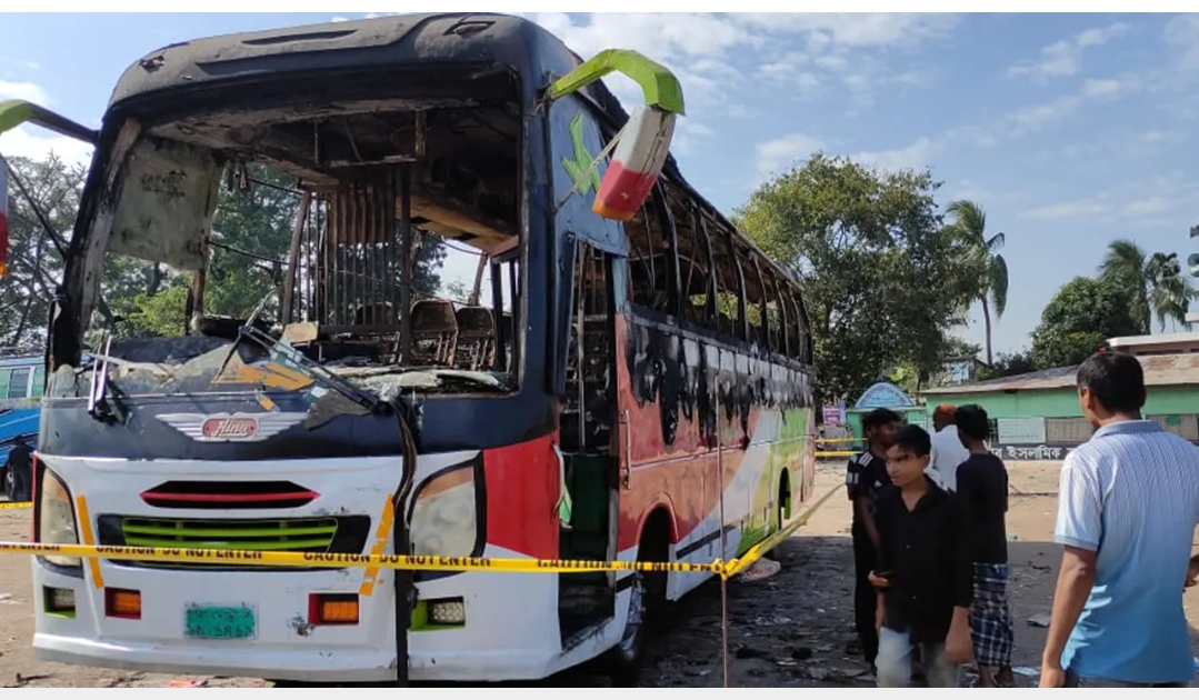 খুলনায় মশার কয়েল থেকে বাসে আগুন, হেলপার নিহত