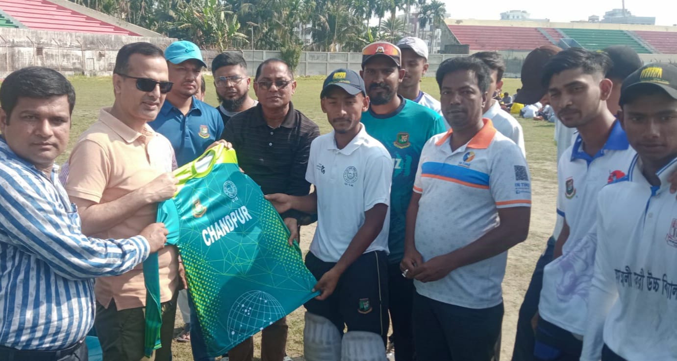 চাঁদপুর জেলা দলের জাসি উন্মোচন করলেন জেলা প্রশাসক