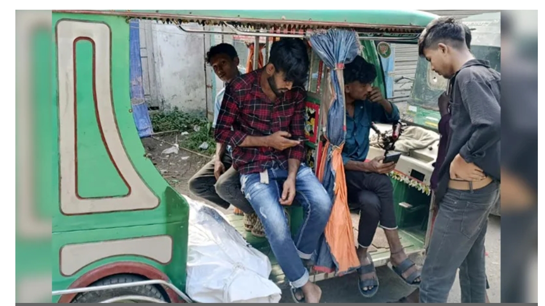 পাওনা টাকার জন্য যুবককে হত্যা করে দোকানে ঝুলিয়ে রাখা হয়