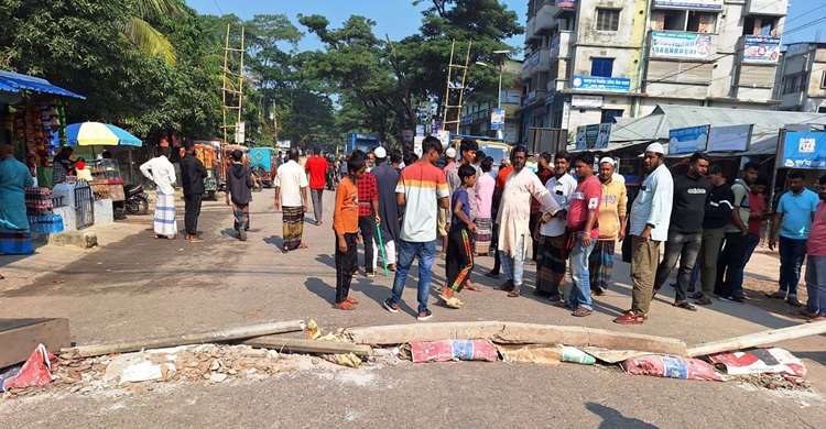 কচুয়ায় ওসির অপসারণের দাবিতে সড়ক অবরোধ