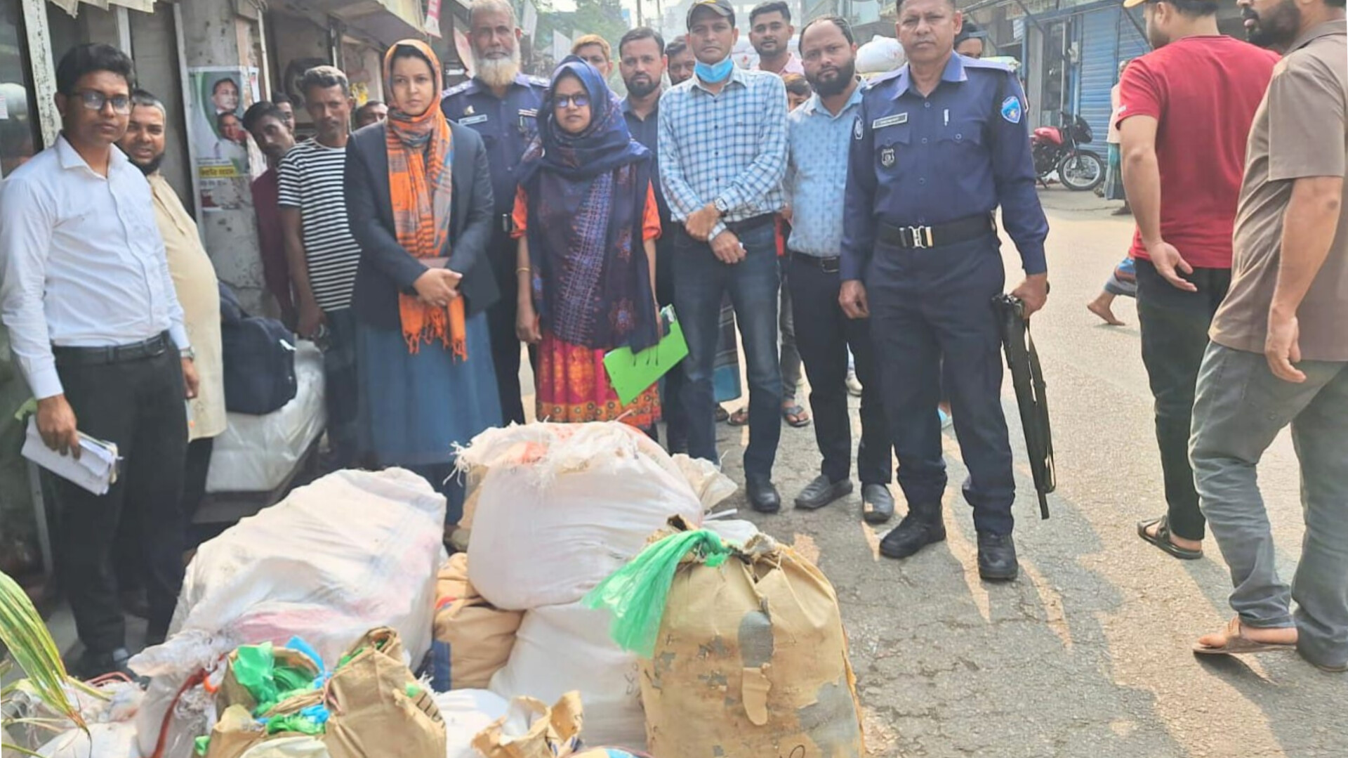 শাহরাস্তিতে ৭৭৫ কেজি নিষিদ্ধ পলিথিন জব্দ, ৪ প্রতিষ্ঠানকে জরিমানা