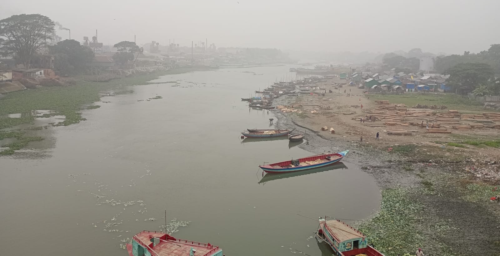 ঘন কুয়াশায় চাঁদপুরে সূর্যের দেখা নেই, শীতে কাবু জনজীবন