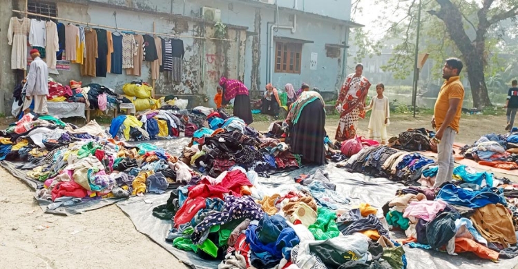 ১০ টাকার পোশাকে গরিবের শীত বিলাস এই শীতের ভিত্তে মাইনষে দিলে এক্কান কম্বল দেয় কিন্তু ওগ্গা জাম্পার কেউ দেয় না!