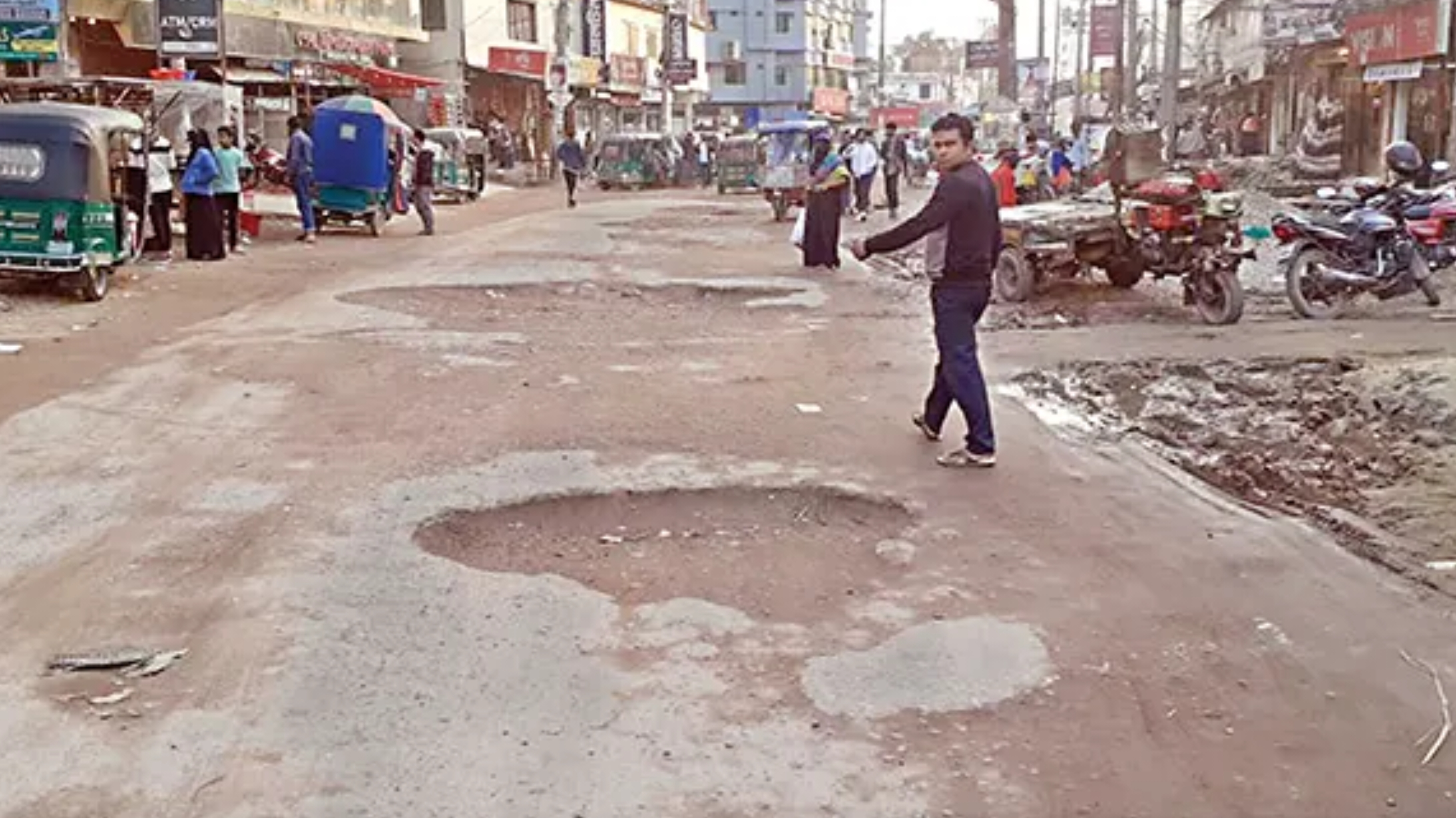 ৩ ঘণ্টা পর হাজীগঞ্জ-রামগঞ্জ সড়কে যান চলাচল স্বাভাবিক