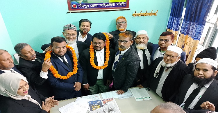 চাঁদপুর জেলা আইনজীবী সমিতির নবাগত সভাপতি ও সাধারণ সম্পাদকের কাছে দায়িত্ব হস্তান্তর