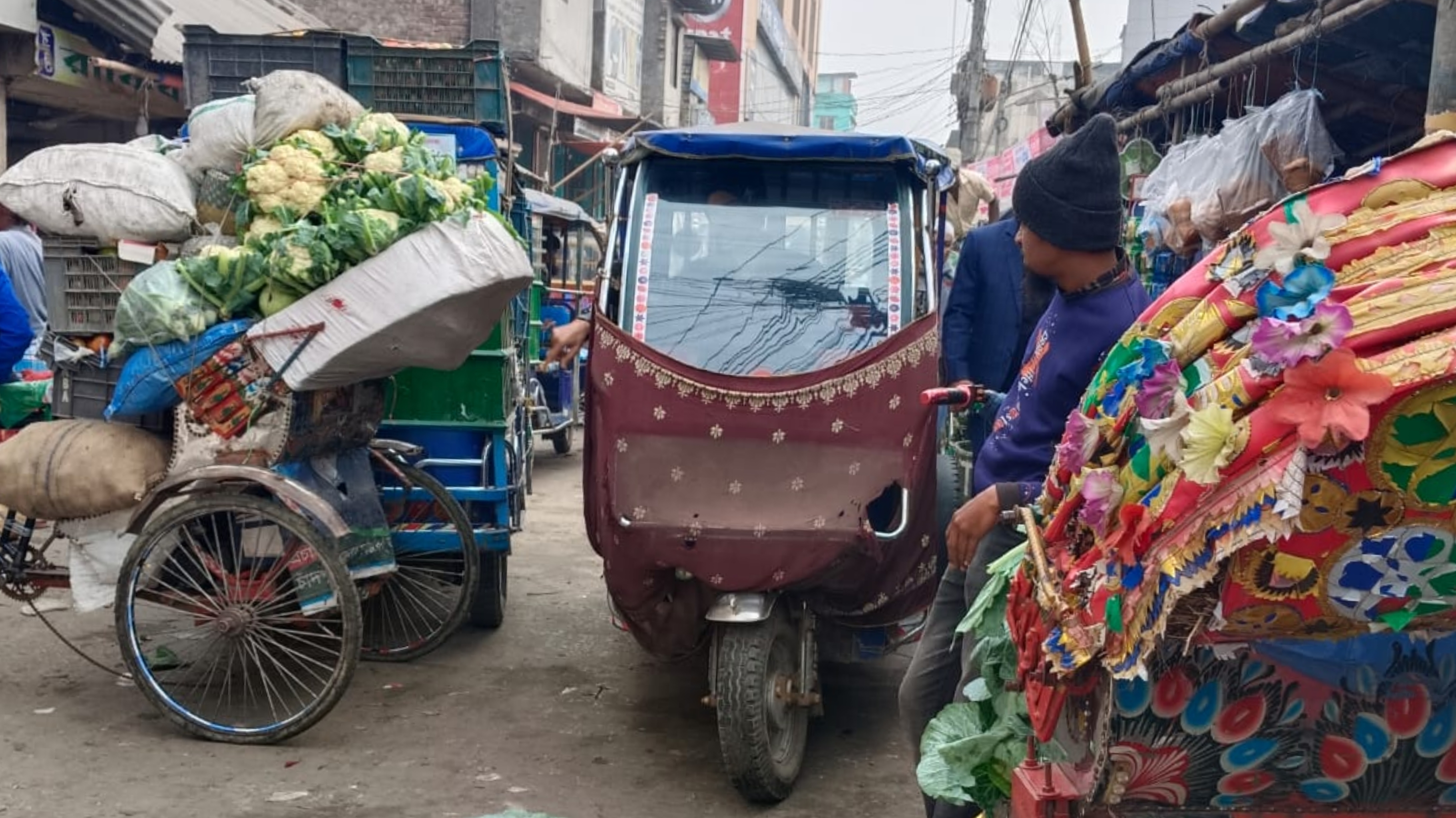 পালবাজারের সামনে সড়কে মালামাল ওঠানামায় নিত্য যানজট