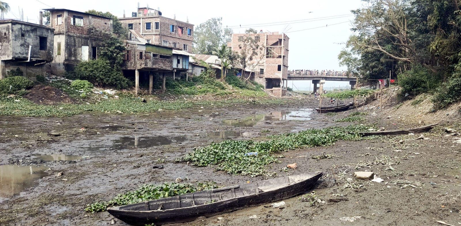 নদীতে বাঁধ দিয়ে মাছ শিকার : কাণ্ডজ্ঞানহীন কাজ