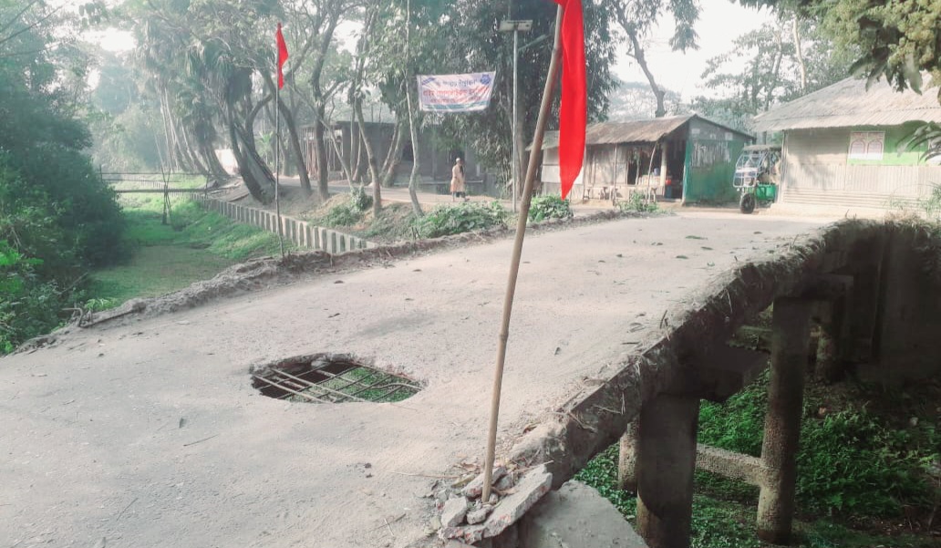 রাজারগাঁও-মহামায়া সড়কে  ঝুঁকিপূর্ণ ভাঙ্গা ব্রিজ