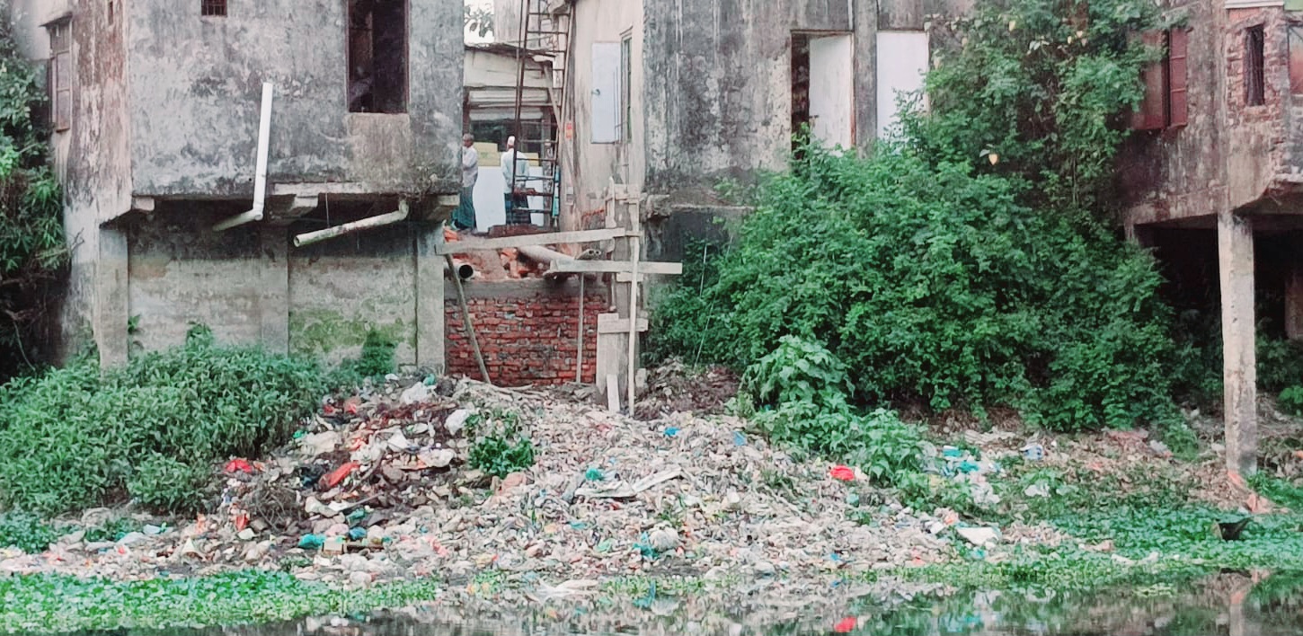 ফরিদগঞ্জে ডাকাতিয়া নদীর খেয়াঘাট দখল করে শৌচাগার নির্মাণ!