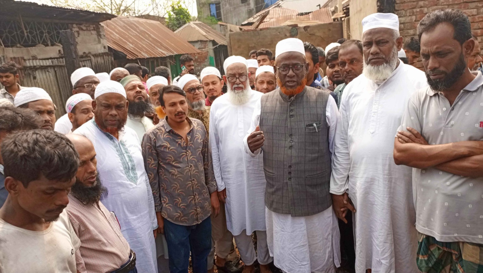 মতলব বাজারের অগ্নিকাণ্ডস্থল পরিদর্শনে জামায়াতে ইসলামীর নেতৃবৃন্দ