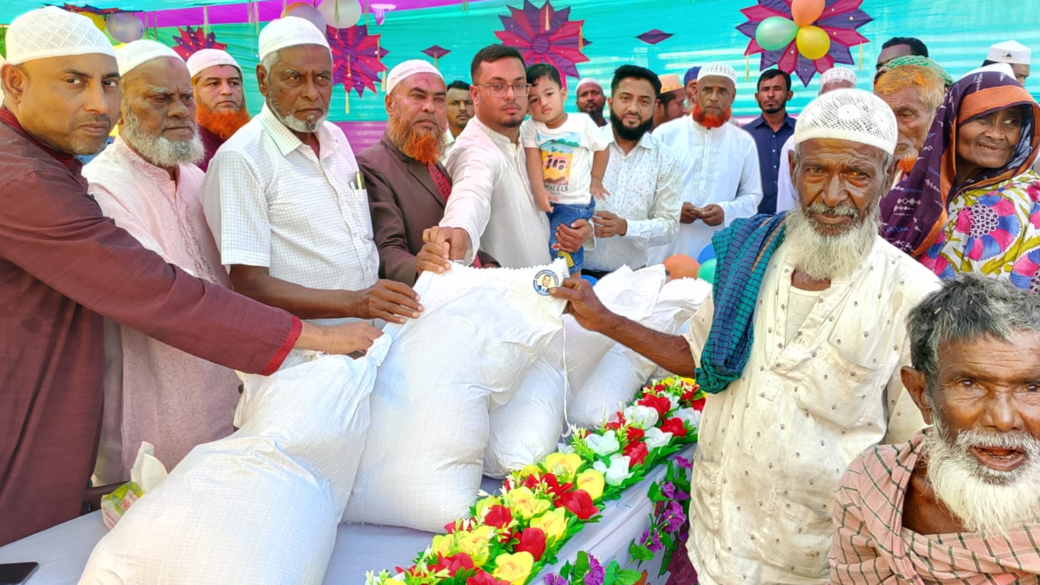 রাজরাজেশ্বরে প্রবাসী  হাবিবুর রহমান রাঢ়ীর ইফতার সামগ্রী বিতরণ