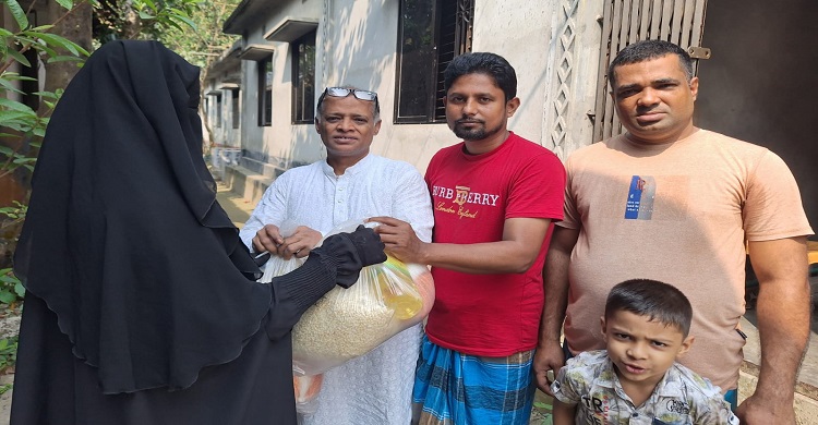 প্রবাসী বাচ্চু মোল্লার সহায়তায় আড়াইশ' পরিবার পেলো ইফতার সামগ্রী