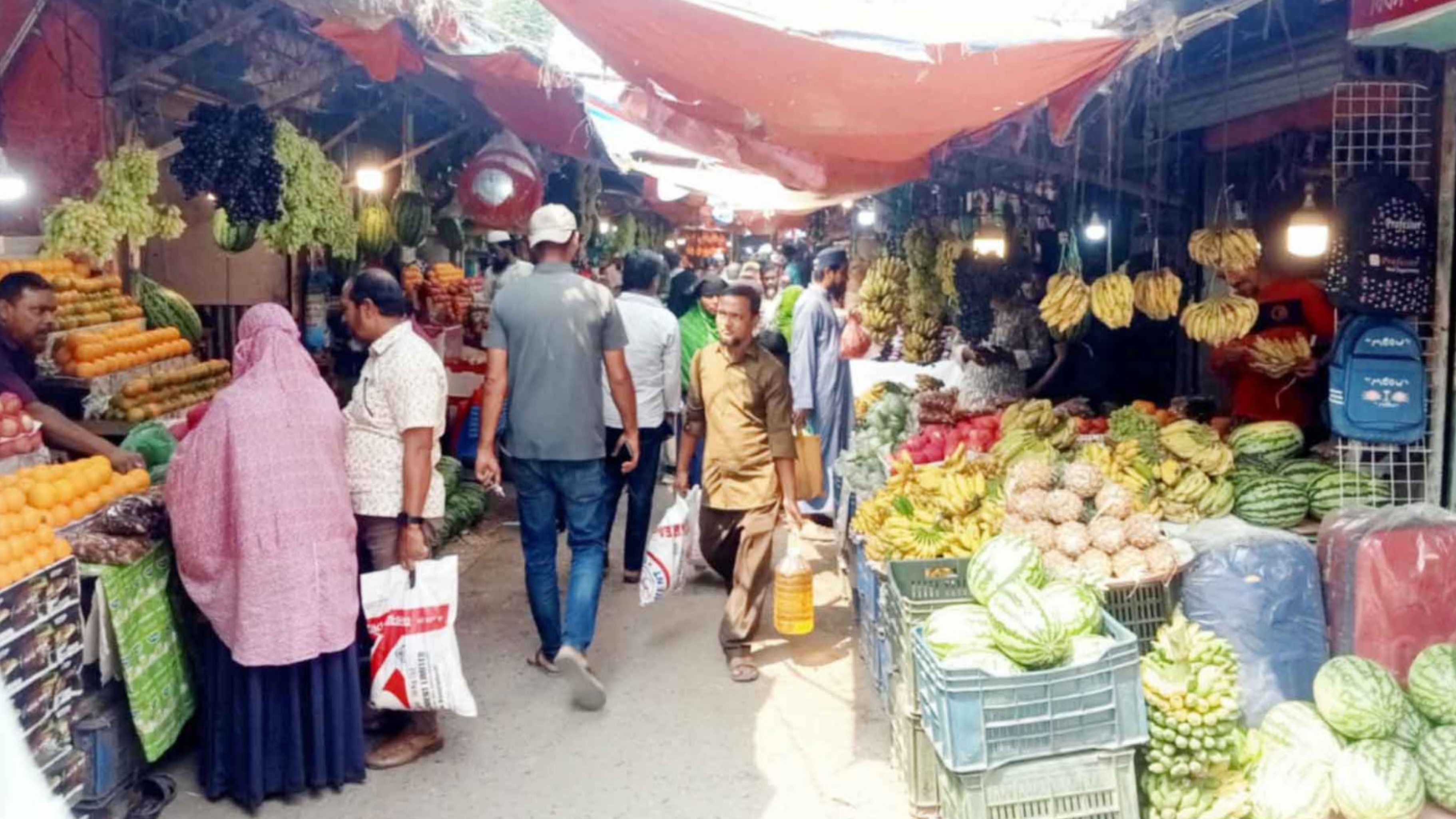 মতলব বাজারের ফুটপাতের দোকান সরাতে   ইউএনওর নির্দেশ