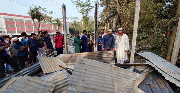 হাইমচরে অগ্নিকাণ্ডে ক্ষতিগ্রস্ত ব্যবসায়ীদের পাশে  জেলা জামায়াতের  সেক্রেটারী