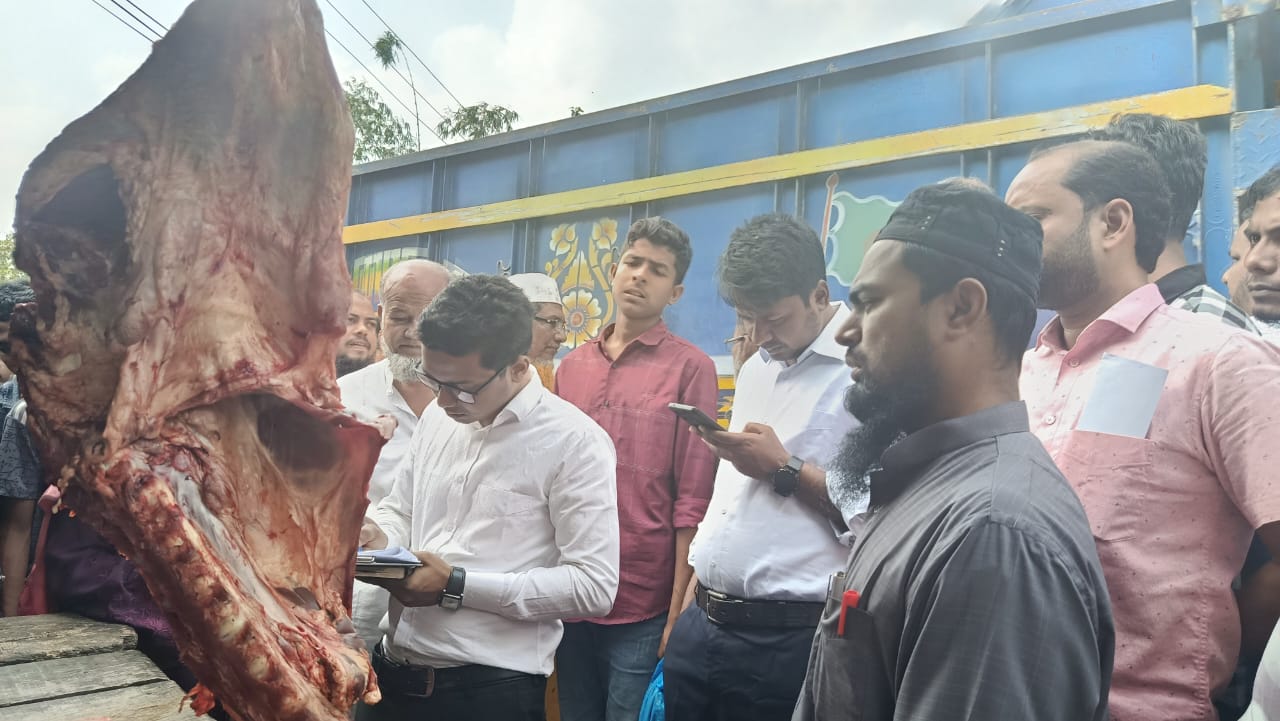 শাহরাস্তিতে মরা গরুর মাংস বিক্রির অপরাধে ব্যবসায়ীর ১০ হাজার টাকা জরিমানা