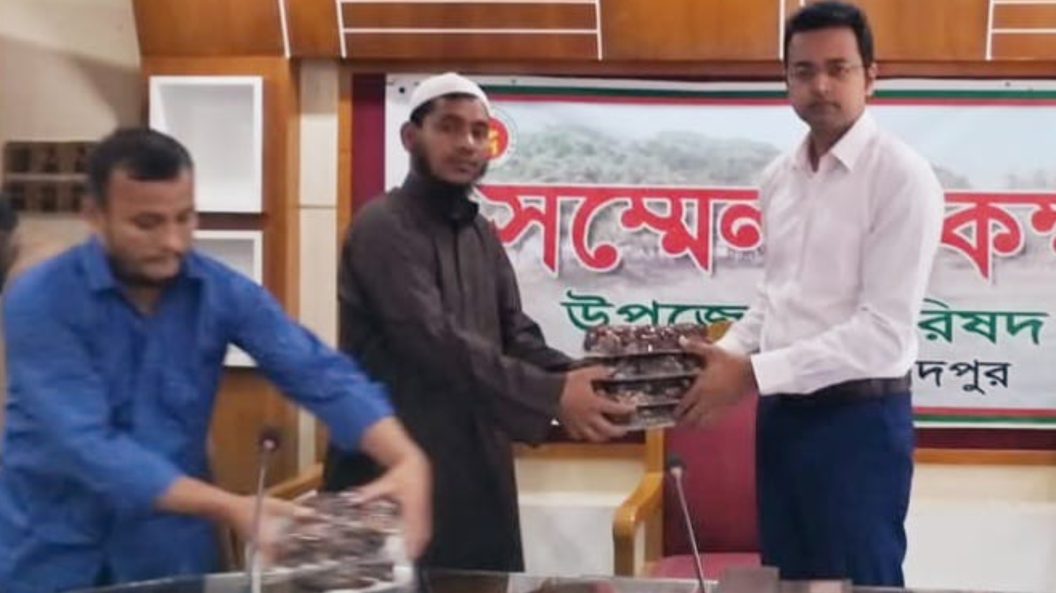 চাঁদপুর সদরের বিভিন্ন এতিমখানায় সৌদির উপহার খেজুর বিতরণ করলেন ইউএনও