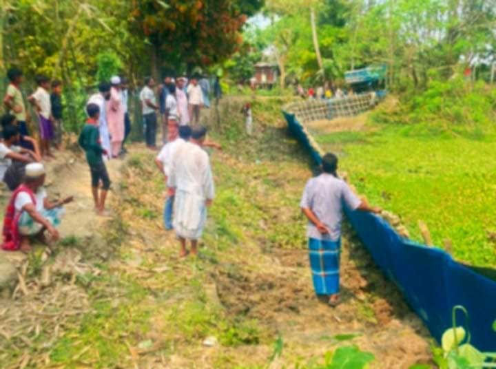 মতলবে আদালতের নিষেধাজ্ঞা অমান্য করে  রাস্তা নির্মাণের অভিযোগ