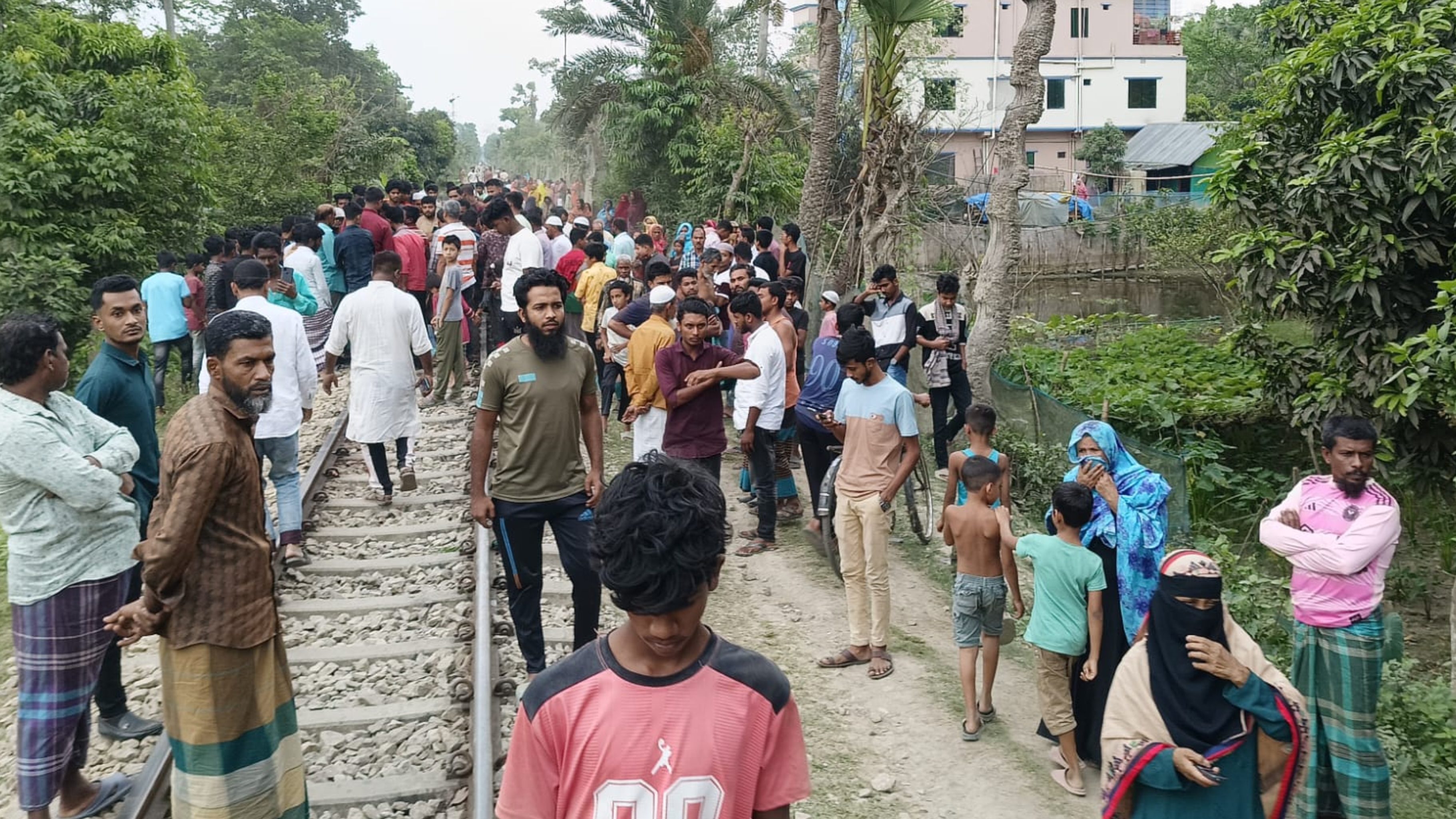 শাহরাস্তিতে ট্রেনে কাটা পড়ে যুবক নিহত