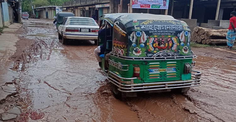 পুরাণবাজার-দোকানঘর রাস্তার ভয়াবহ অবস্থা, ভোগান্তিতে মানুষ