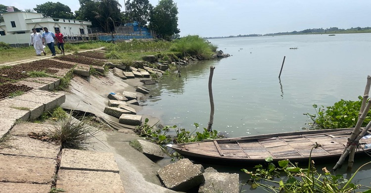 মতলব উত্তরে নদীতীরে স্থায়ী প্রতিরক্ষা বাঁধে ব্যাপক ধস