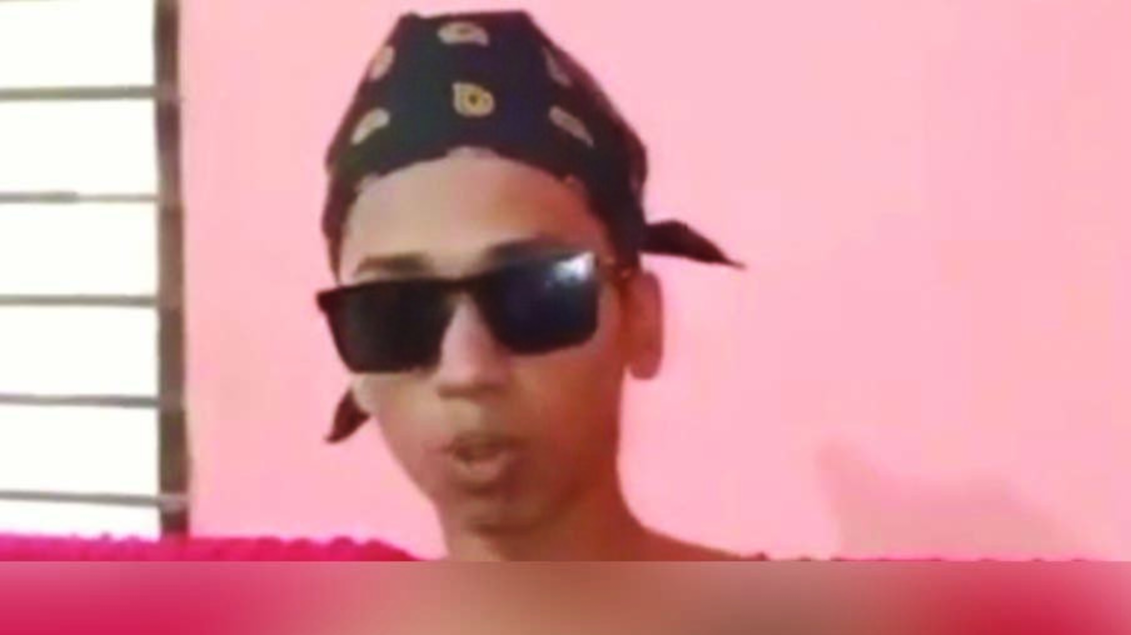 ফরিদগঞ্জে রামদা হাতে ভয়ঙ্কর যুবক